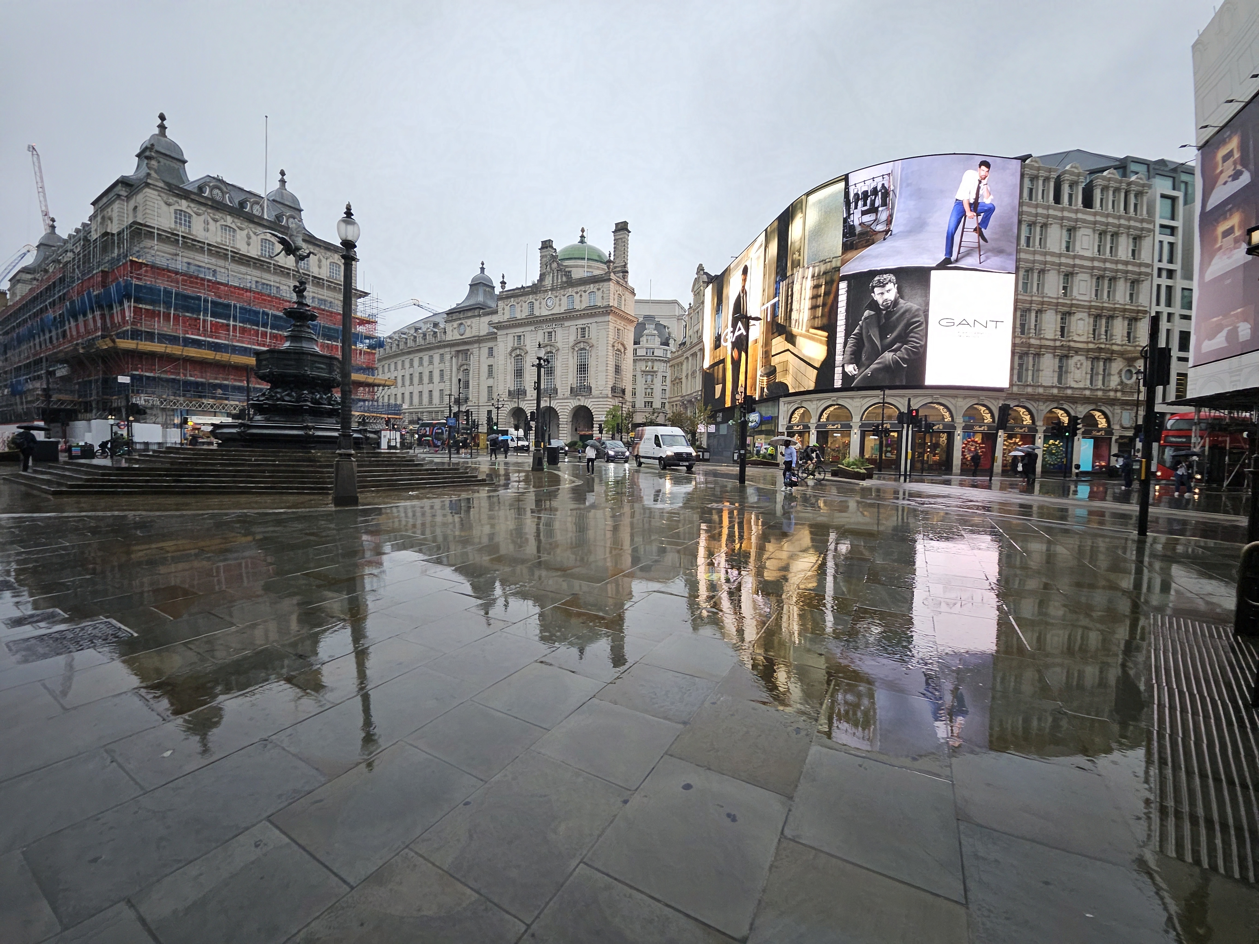 Picture of a mostly empty and rainy Picadilly Circus