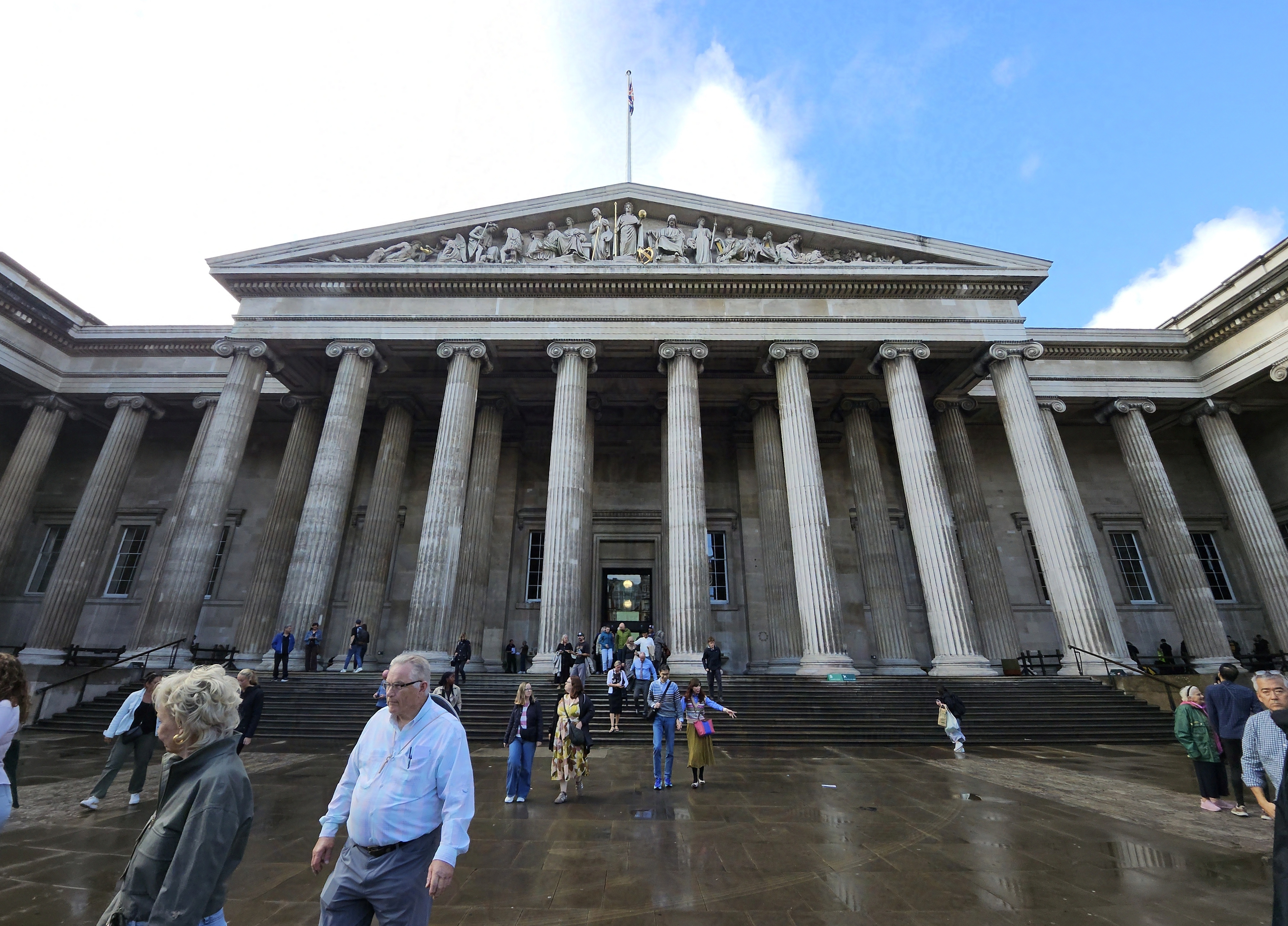Picture of the front facade of the British Museum
