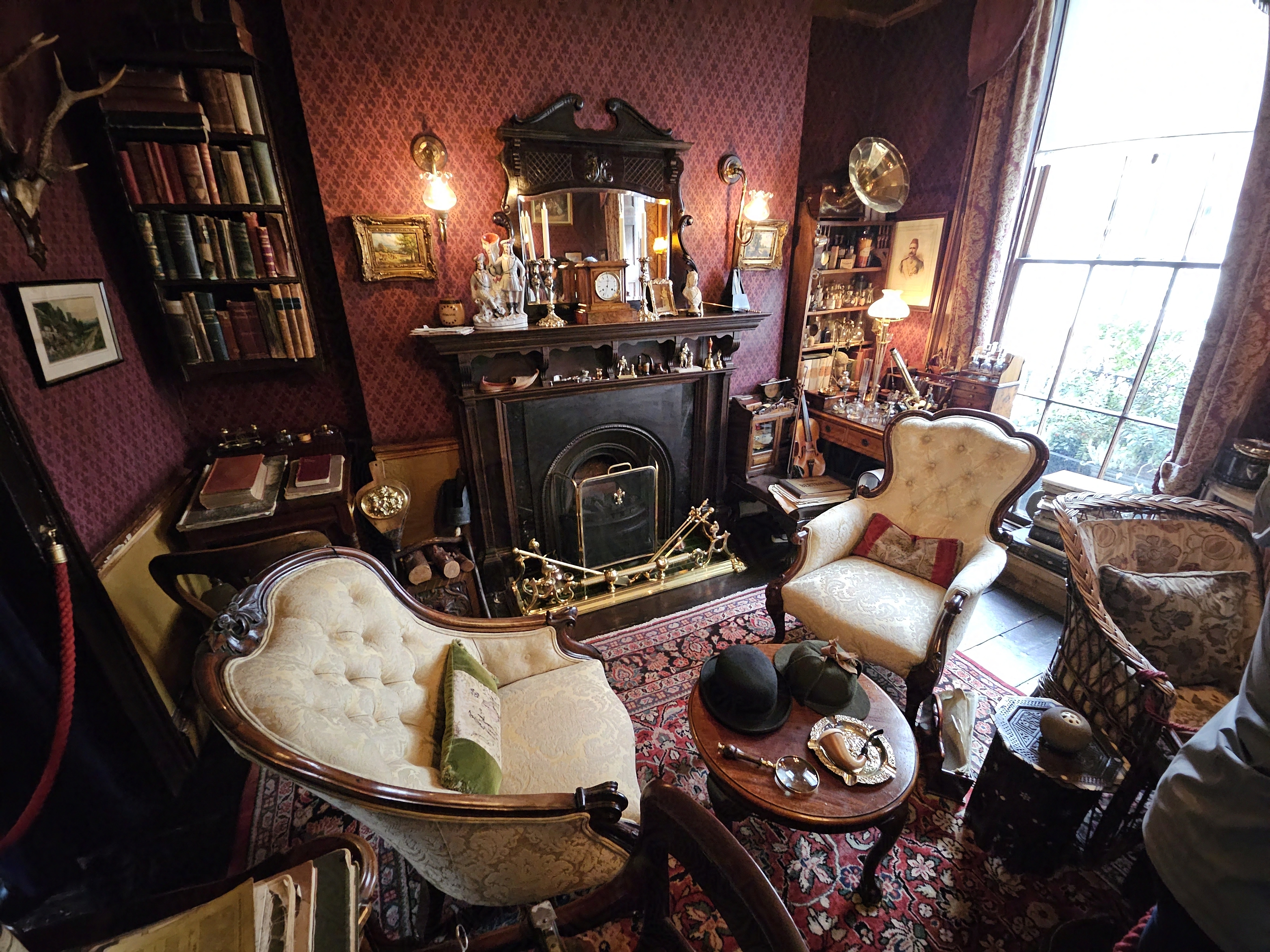 Picture of the main study room in the Sherlock Holmes Museum